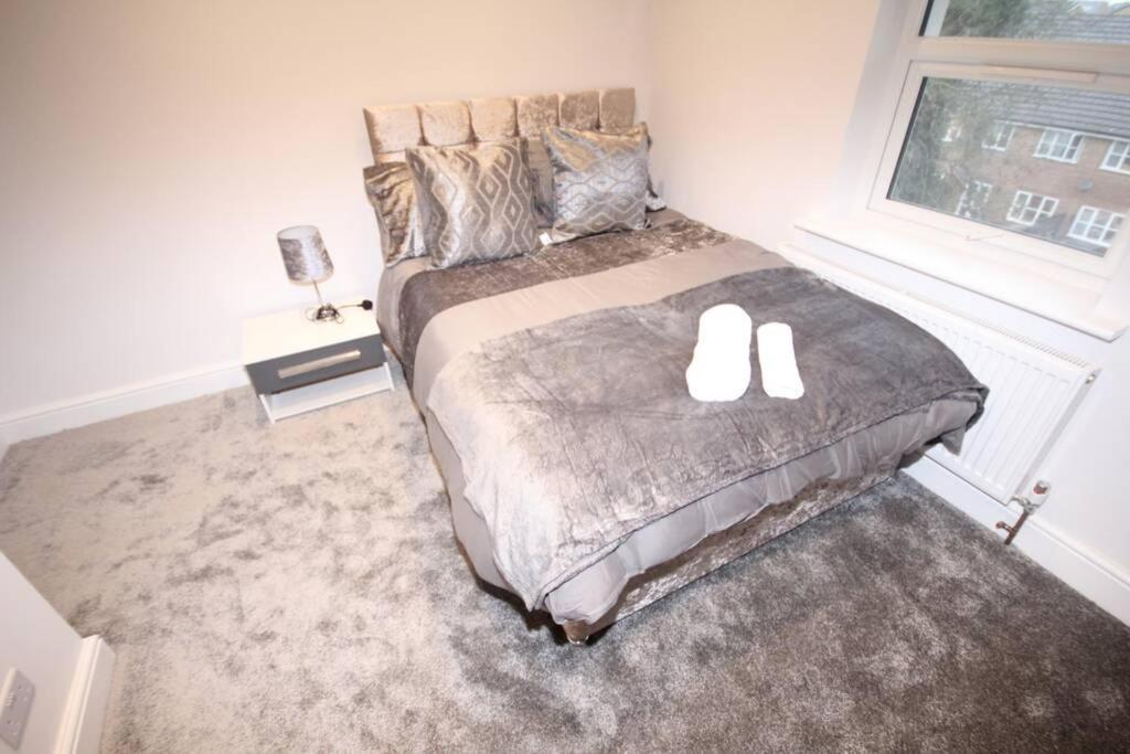 לונדון Great West Road Apartments Flat D מראה חיצוני תמונה
