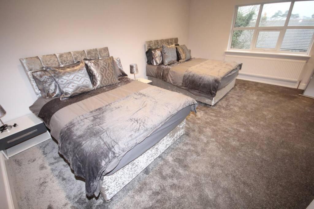 לונדון Great West Road Apartments Flat D מראה חיצוני תמונה
